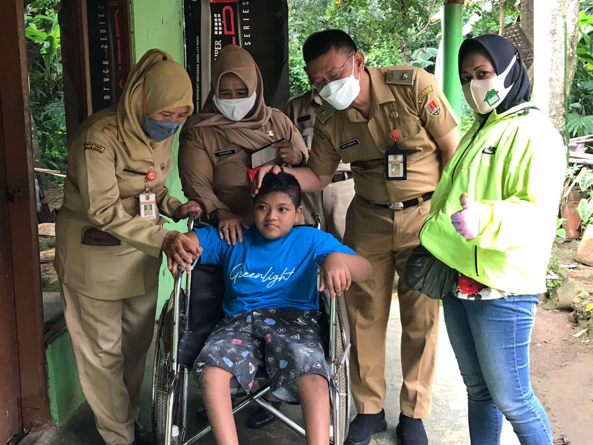 Penyerahan Bantuan Kursi Roda bagi penyandang disabilitas warga Kelurahan Cangkiran